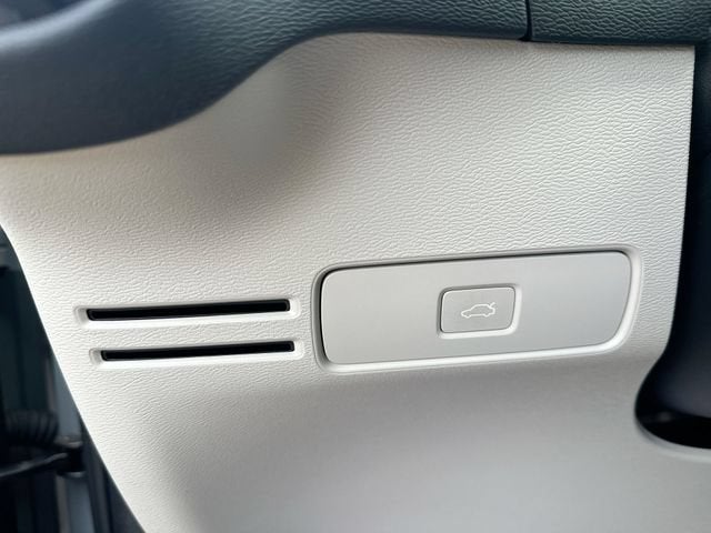 2025 Volvo XC40 Plus - Photo 18