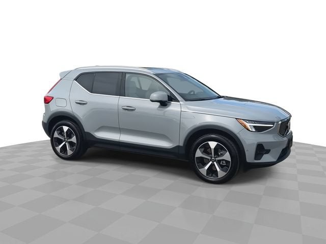 2025 Volvo XC40 B5 Plus Bright Theme